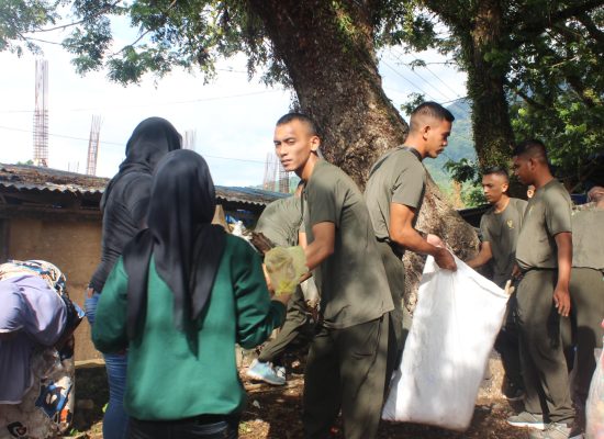 Personil Batalyon Infanteri 732/Banau Bersihkan Sampah di Pasar Jailolo, Halmahera Barat